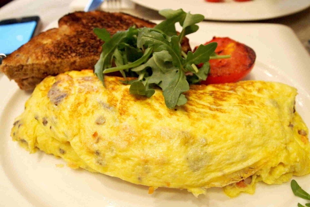 Desayunos saludables para niños de omelette con champiñones y queso