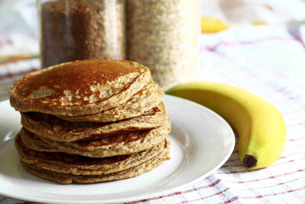 Desayunos saludables para niños pancake de avena y banano