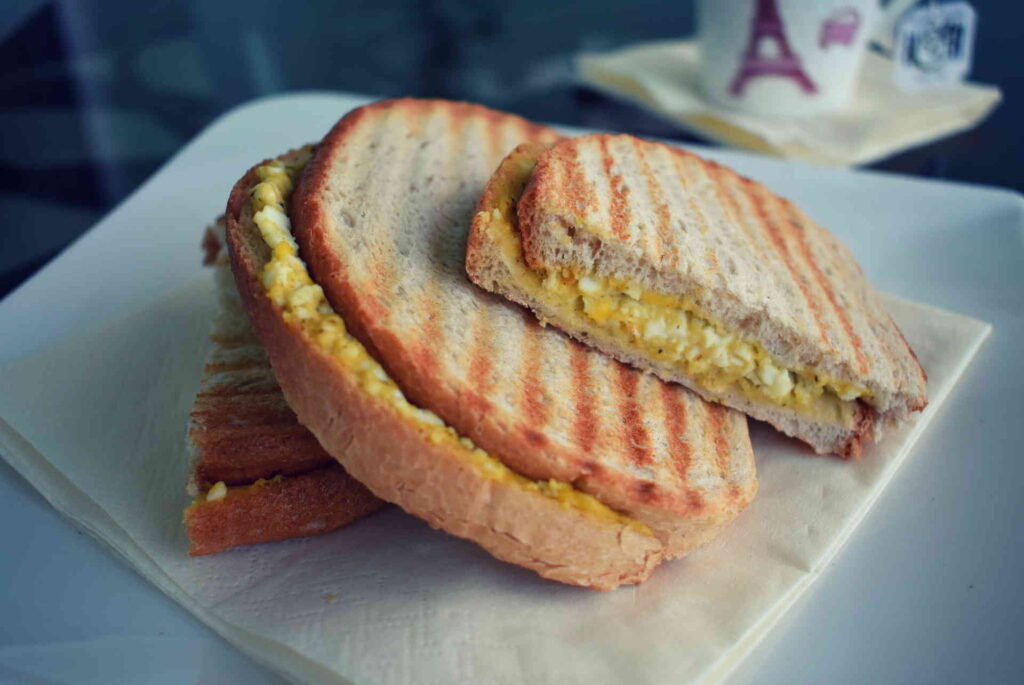 Sandwiches de huevo y queso.