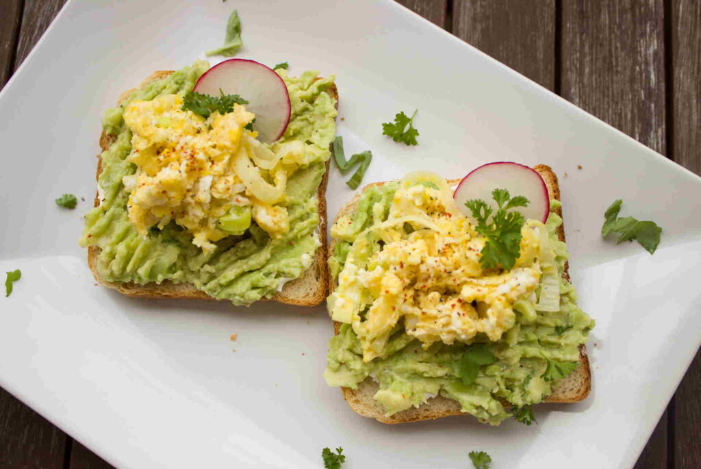 Desayunos saludables sandwiches de huevo y aguacate